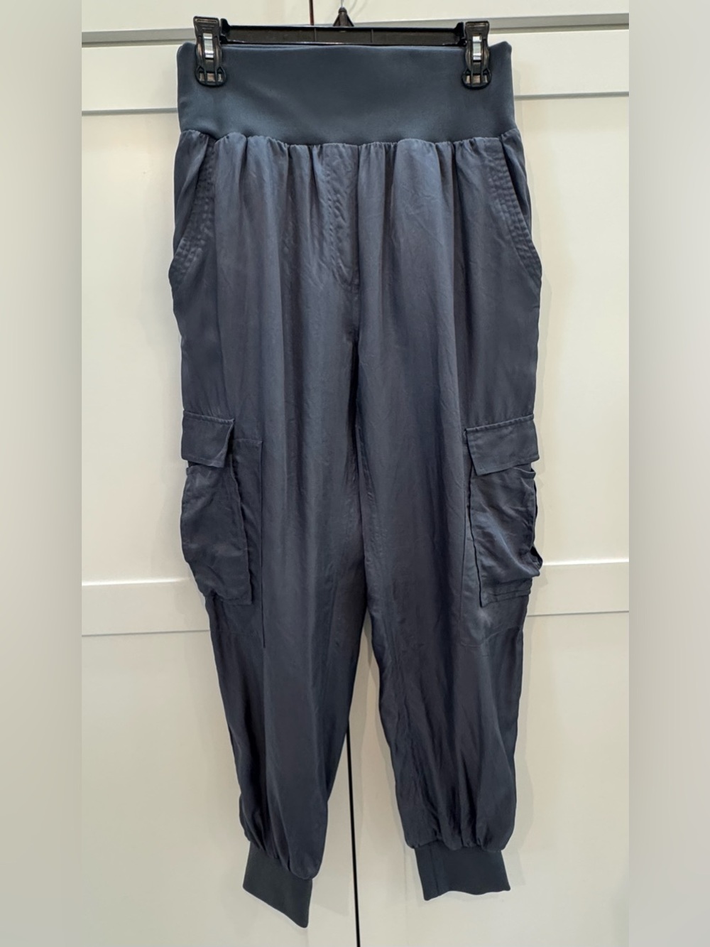 Cinq a Sept Giles Jogger Pants Size M
Blue grey color Cupro Silky Cargo Pocket